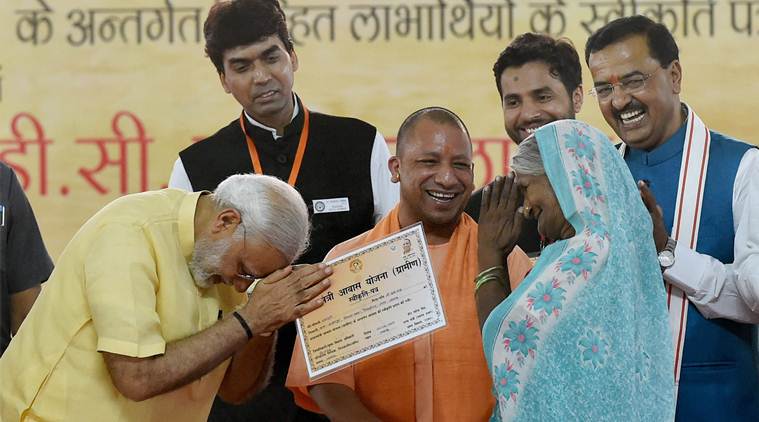 Yogi adityanath, Ram Naik, Narendra modi, Narendra Modi bouquet, Narendra Modi flowers