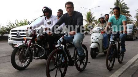 Salman Khan again rides e-cycle on Mumbai roads. Is this his break from Tubelight promotions? Watch video