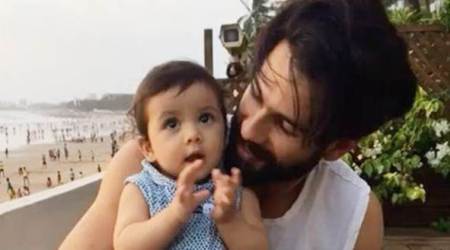 Shahid Kapoor gets best applause from daughter Misha who is clapping for the actor like nobody else. Watch video