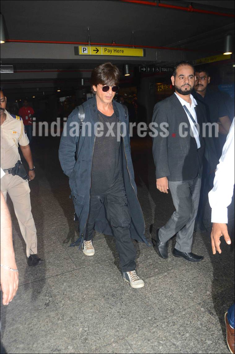 shah rukh khan images, shah rukh khan mumbai airport, shah rukh khan airport looks 