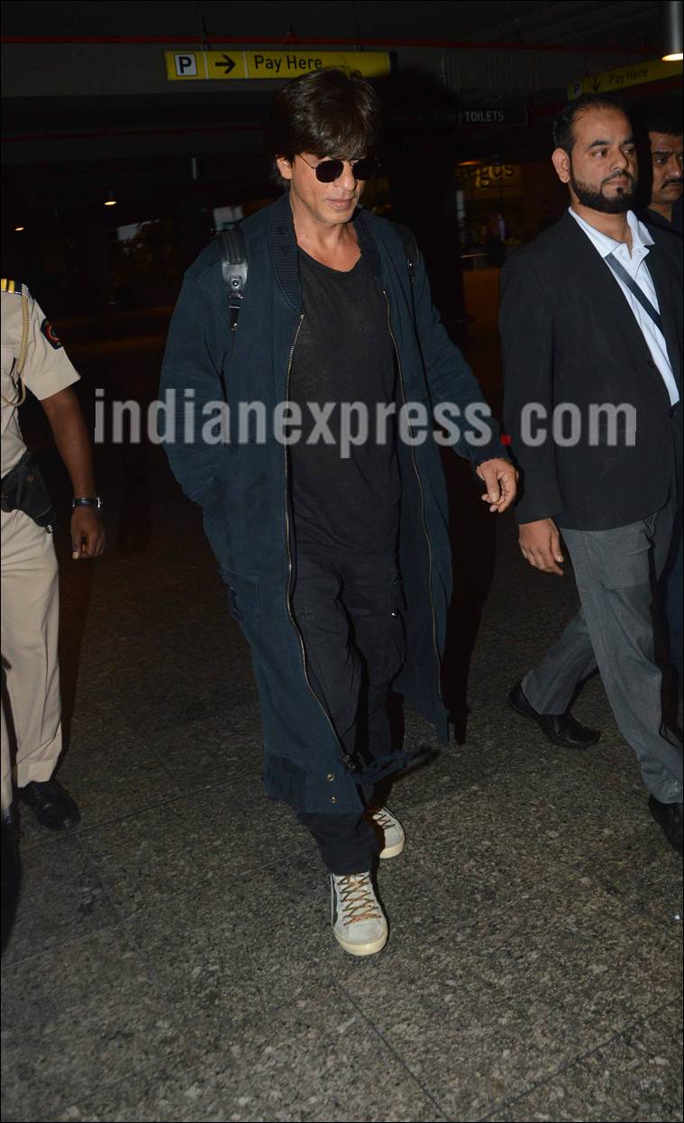 shah rukh khan images, shah rukh khan mumbai airport, shah rukh khan airport looks 