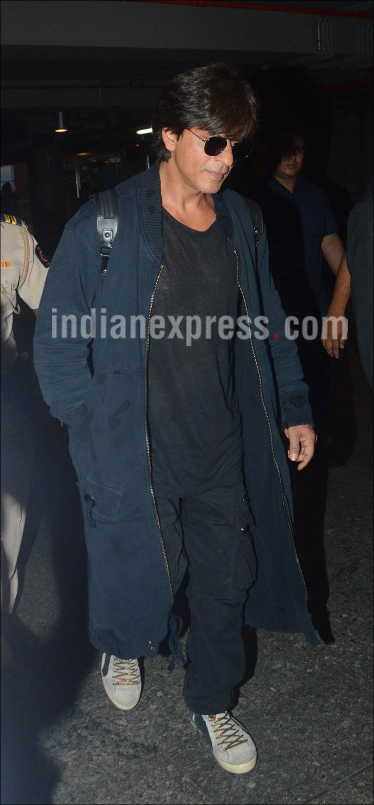shah rukh khan images, shah rukh khan mumbai airport, shah rukh khan airport looks 