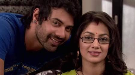 Kumkum Bhagya 28 July 2017 full episode written update: Sangram Singh harasses Nisha in the market for helping Purab