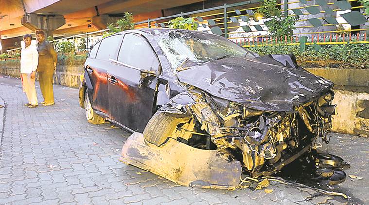 Maharashtra news, Western Express Highway, car falls of bridge in Mumbai, Mumbai news, India news, National news, latest news 
