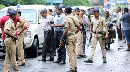 Hunt on for 2 who ‘posed as cops, kidnapped 4 outside court’