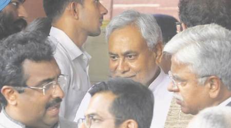 Nitish gets front row seat, Shah greeting at swearing-in