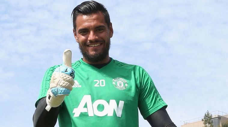 Goalkeeper Sergio Romero signs new contract with Manchester United