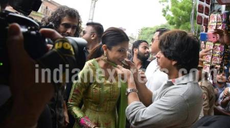 Shah Rukh Khan sings ‘Tu Lagawelu Jab Lipastic’ and leaves Anushka Sharma and his fans asking for more. See photos, video