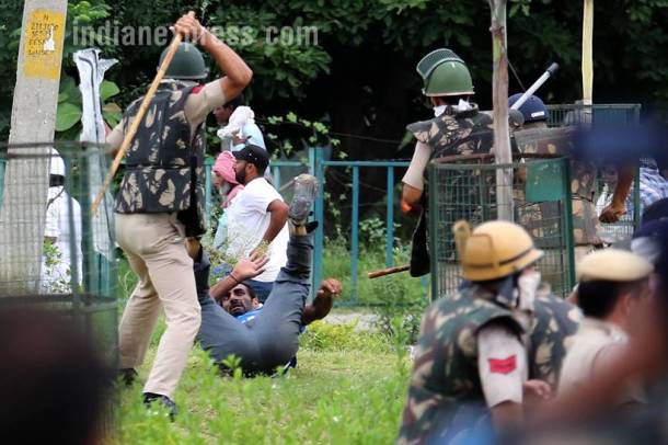 gurmeet ram rahim singh conviction, gurmeet ram rahim singh, panchkula violence, dera followers violence, dera supporters violence, violent clashes, panchkula, punjab, haryana, sirsa, photos,panchkula violence photos, indian express news