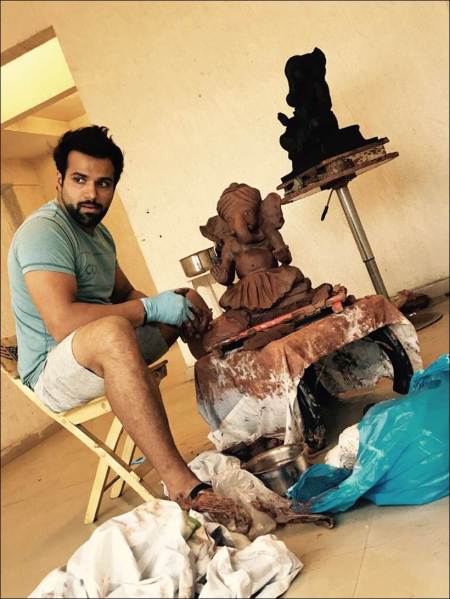 Rithvik Dhanjani, Rithvik Dhanjani ganesh chaturthi, Rithvik Dhanjani self crafted ganesh idol, Rithvik Dhanjani photos, Rithvik Dhanjani images