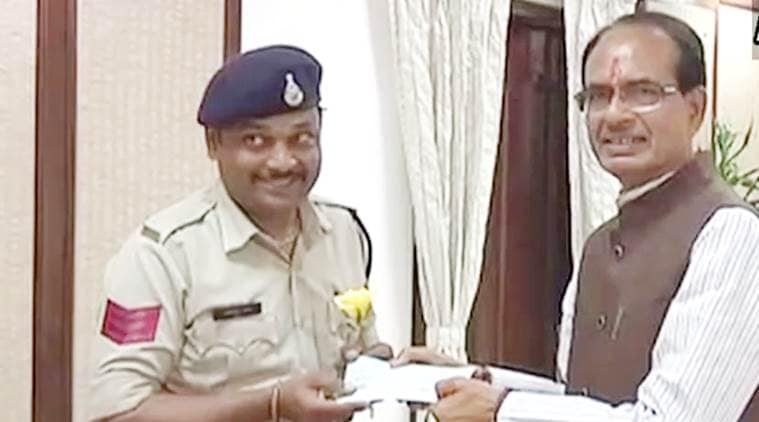 madhya pradesh, mp police, mp cop bravery, madhya pradesh live bomb, abhishek patel bomb, bhopal news