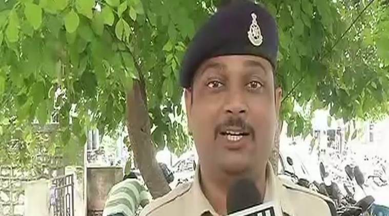 madhya pradesh, mp police, mp cop bravery, madhya pradesh live bomb, abhishek patel bomb, bhopal news