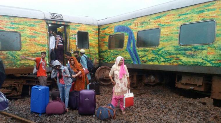 Nagpur-Mumbai Duronto Express, nagpur mumbai train derailed, duronto express, Duranto Express Derailment, nagpur mumbai duronto derails, train accident, duranto accident, nagpur mumbai duranto express, nagpur mumbai train derails, indian express news