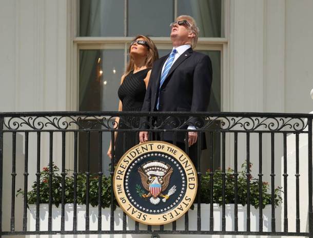 Donald Trump watches Solar Eclipse, Solar Eclipse Photos, Solar Eclipse 2017 Photos, Solar Eclipse 2017, Solar Eclipse in America, US Solar Eclipse Photos, Solar Eclipse, Eclipse Photos