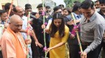 Toilet Ek Prem Katha: Akshay Kumar, Bhumi Pednekar Yogi Adityanath pick up brooms in Lucknow