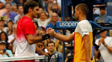 Roger Federer struggles past hobbled Mikhail Youzhny at US Open