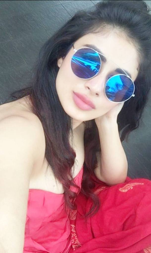 mouni roy, mouni roy srilanka, mouni roy vacations, mouni roy hot pictures, mouni roy instagram, mouni roy serial, mouni roy salman khan, salman khan, mouni roy akshay kumar, mouni roy gold