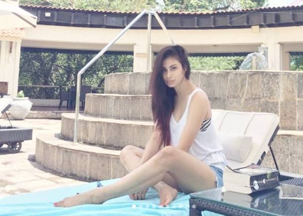 mouni roy, mouni roy srilanka, mouni roy vacations, mouni roy hot pictures, mouni roy instagram, mouni roy serial, mouni roy salman khan, salman khan, mouni roy akshay kumar, mouni roy gold