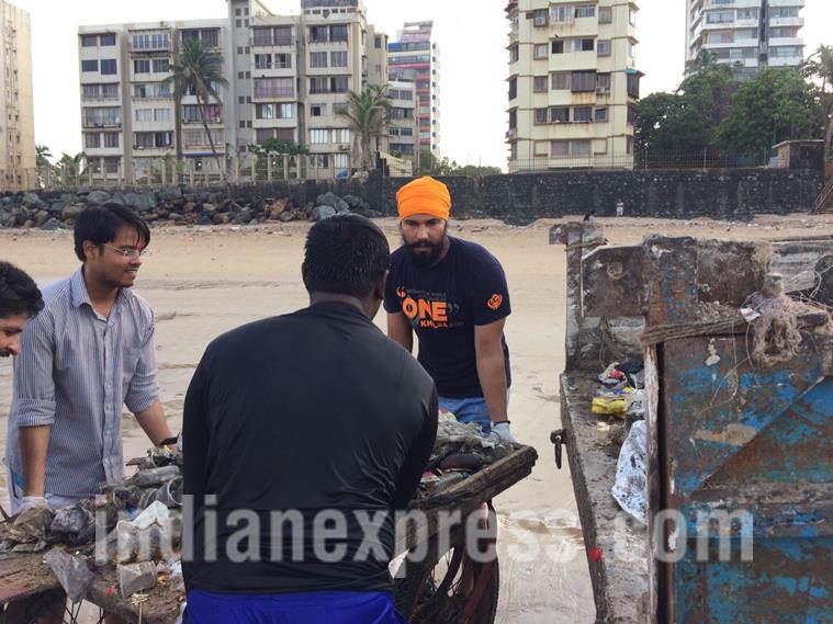 randeep hooda, beach clean up, randeep hooda beach clean up, randeep hooda beach clean up pics,