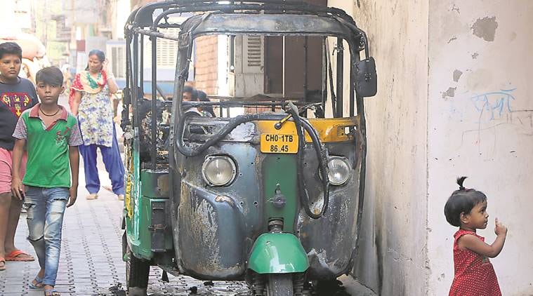 Bhaskar Colony Chandigarh, autos set on fire in chandigarh, chandigarh sector 25, auto fire chandigarh bhaskar colony, chandigarh city news, indian express news 