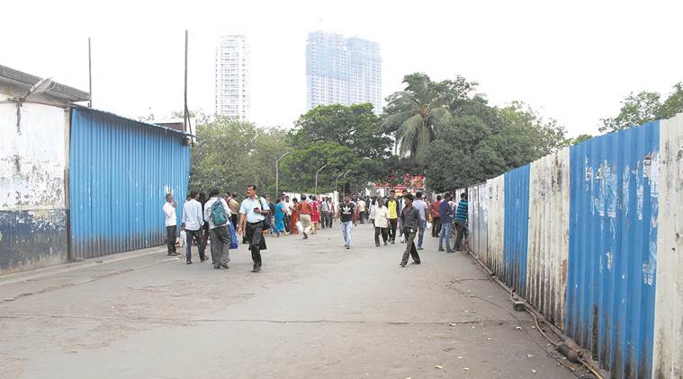 mumbai railway station, hawker removal, bmc, town vending committee, mns worker remove hawkers, indian express