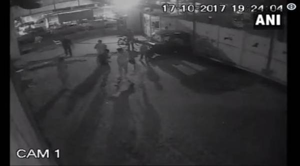 Mumbai girl beaten, cctv video of girl beaten, minor girl beaten, minor mumbai girl, viral CCTV video, Indian express, mumbai news, 