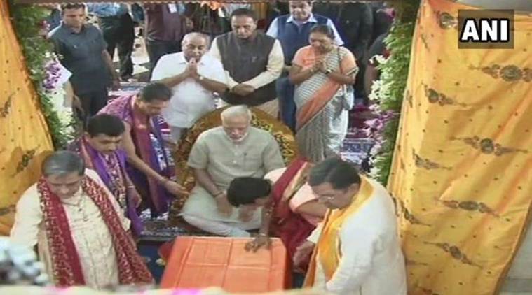 narendra modi, narendra modi gujarat, narendra modi gujarat visit, narendra modi gujarat live updates, gujarat live updates