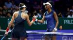 Venus Williams stuns Garbine Muguruza to advance at WTA Finals