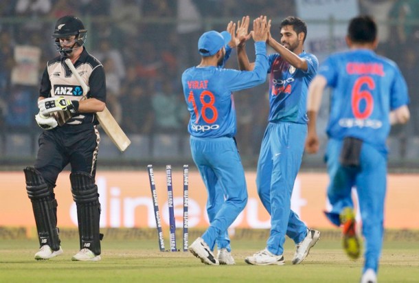 Ashish Nehra gets emotional farewell at home ground