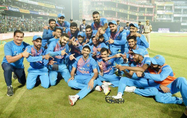 Ashish Nehra gets emotional farewell at home ground