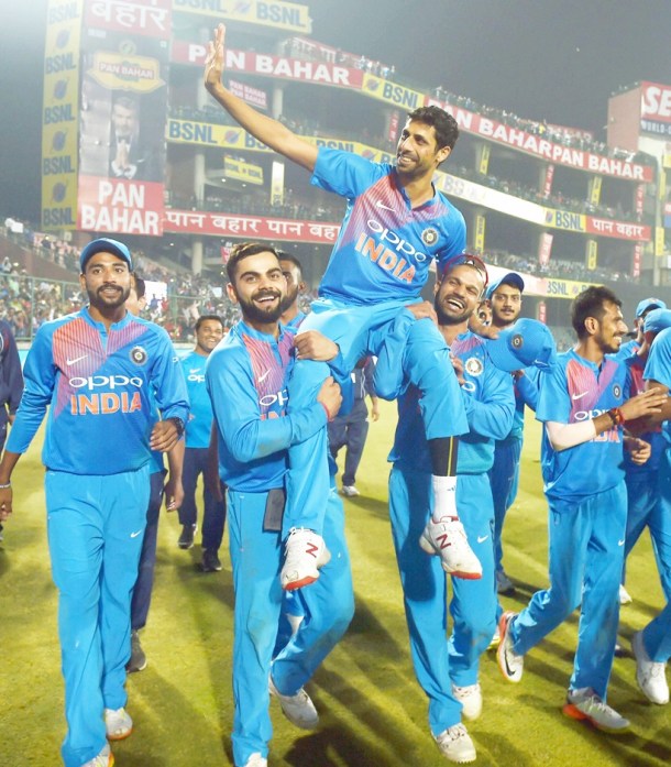 Ashish Nehra gets emotional farewell at home ground