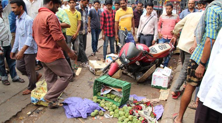 mumbai hawker attack, mumbai Illegal hawkers eviction, mumbai railway station, mns worker remove roadside stalls, maharashtra navnirman sena, raj thackeray, thane, kalyan, dombivali station, mumbai news, indian express