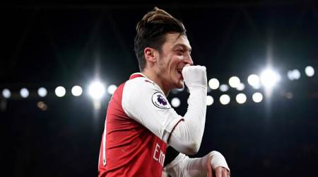 Mesut Ozil inspires Arsenal to 5-0 thrashing of Huddersfield