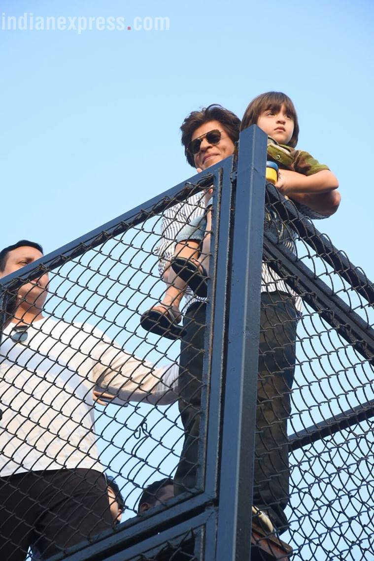 srk, Shah Rukh Khan, Shah Rukh Khan cake, Shah Rukh Khan birthday,  Shah Rukh Khan photos, Shah Rukh Khan birthday photos