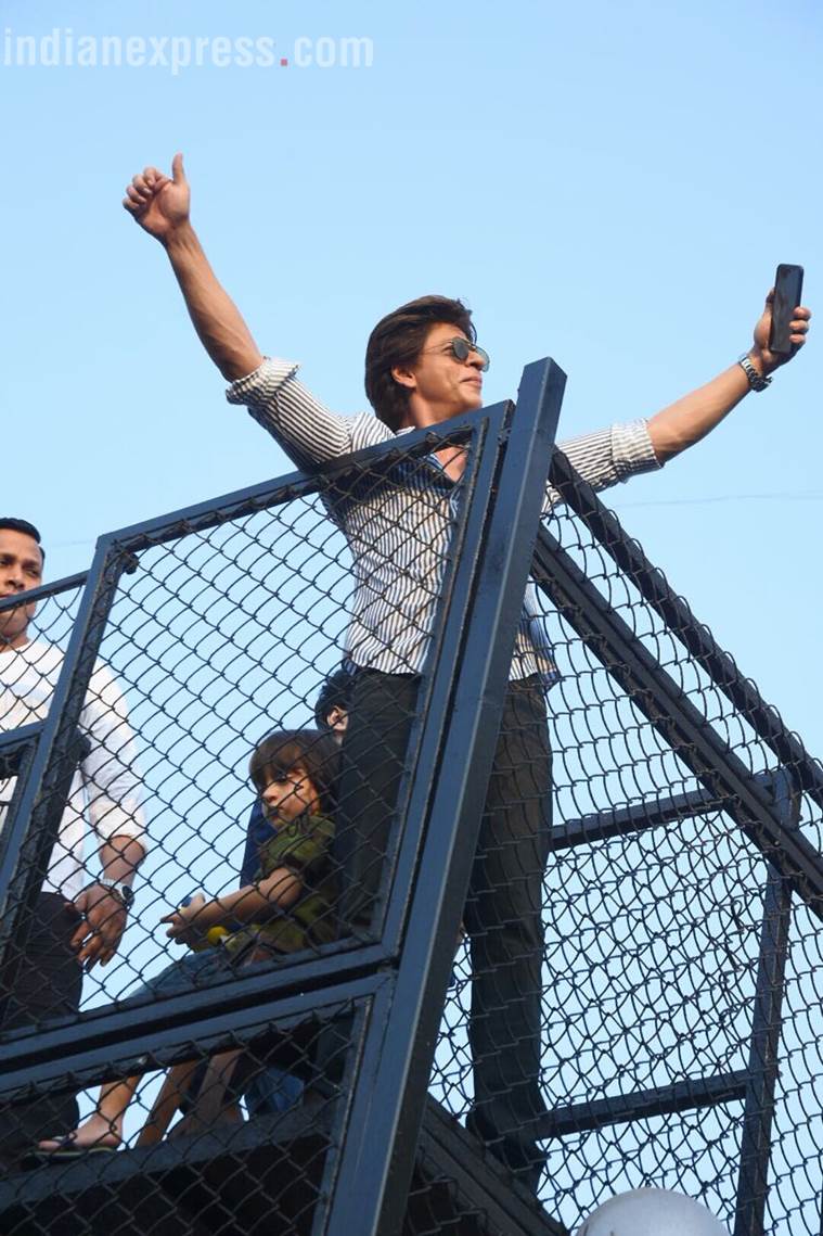 srk, Shah Rukh Khan, Shah Rukh Khan cake, Shah Rukh Khan birthday,  Shah Rukh Khan photos, Shah Rukh Khan birthday photos