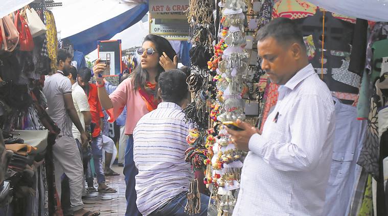 demonetisation, demonetisation anniversary, Mumbai street shopping, Mumbai street shop vendors, cash in market, mumbai news, India news, indian express news