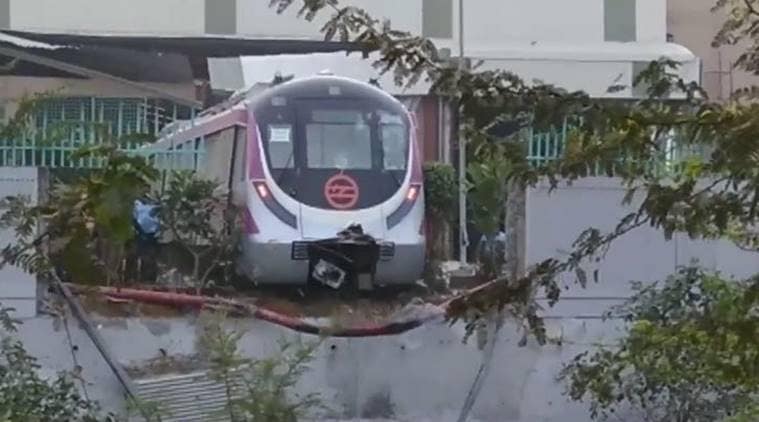 metro train accident in delhi