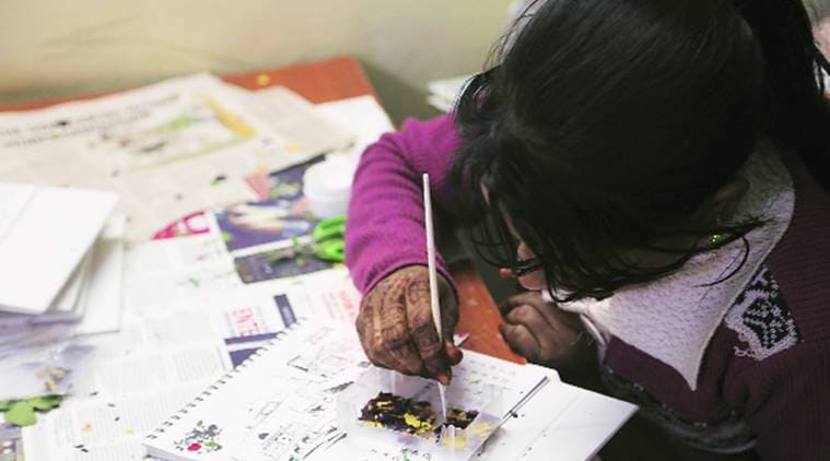 Girls dump rag-picking, pick up flowers to earn a living
