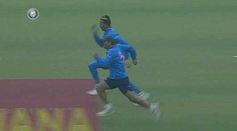 ms dhoni races with hardik pandya