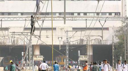 Mumbai: Technical glitch on harbour line delays trains