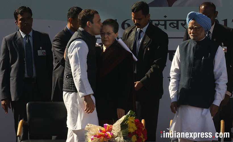 Rahul Gandhi kisses forehead of mother Sonia 