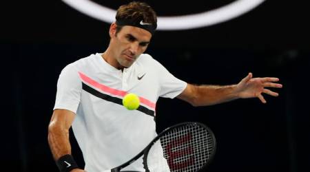 Roger Federer smokes two-handed backhand during practice; watch video