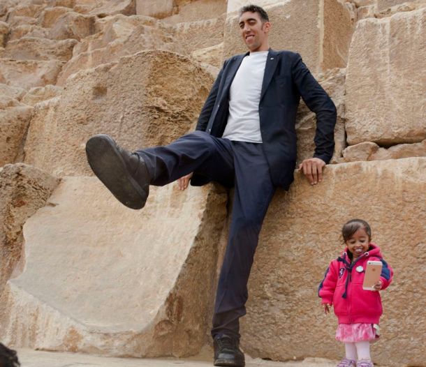 photos-no-tricks-involved-world-s-shortest-woman-and-tallest-man-pose