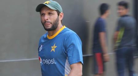 Shahid Afridi asks fan to hold Indian flag properly, wins hearts