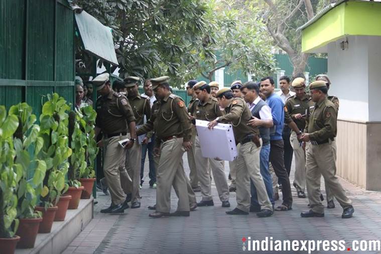 Arvind Kejriwal meets L-G Anil Baijal after delhi police search his residence 