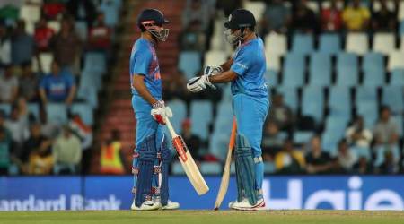 MS Dhoni abuses Manish Pandey for not paying close attention; watch video