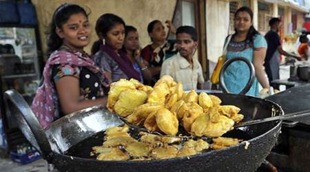 Petition on food sale without licence: Bombay HC seeks explanation on BMC’s approach to hawkers