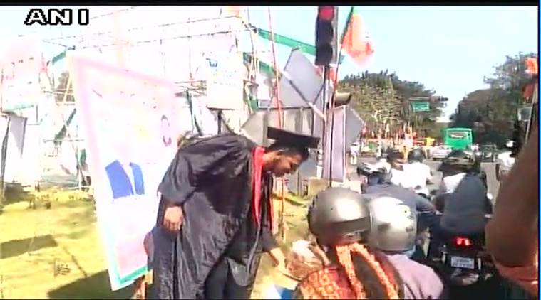 pakoda protest, students sell pakoda, bengaluru, pm modi, employment, job creation, modi bengalore rally, indian express