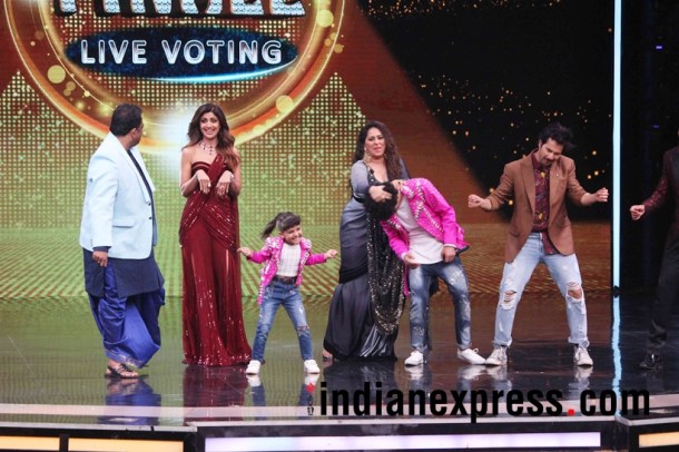 varun dhawan and shilpa shetty with the finalists of the show