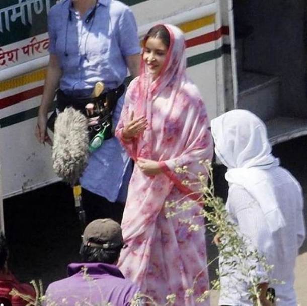 anushka sharma on sui dhaaga sets